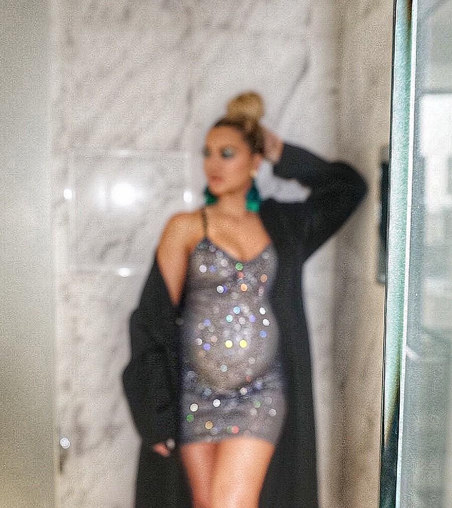 Pregnant Khloé Kardashian flaunts her baby bump. Khloé Kardashian,Khloe Kardashian pregnant,Khloé Kardashian baby bump,Khloé Kardashian baby bump pics,Khloé Kardashian baby bump images,Khloé Kardashian baby bump stills,Khloé Kardashian baby bump pictures,Khloé Kardashian baby bump photos