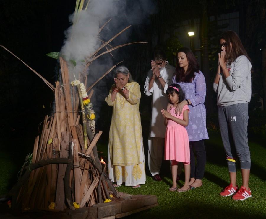 Bollywood actor Amitabh Bachchan celebrates Holi with Aishwarya Rai, Aaradhya, Shweta Nanda and Jaya Bachchan. Amitabh Bachchan,Amitabh Bachchan celebrates Holi,Aishwarya,Aishwarya Rai Bachchan,Aaradhya bachchan,Aaradhya,Aishwarya celebrates holi,holi,holi festival
