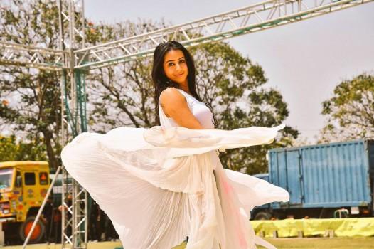 Sanjjjanaa Galrani looks gorgeous as always in her latest pics from the Holi celebration.