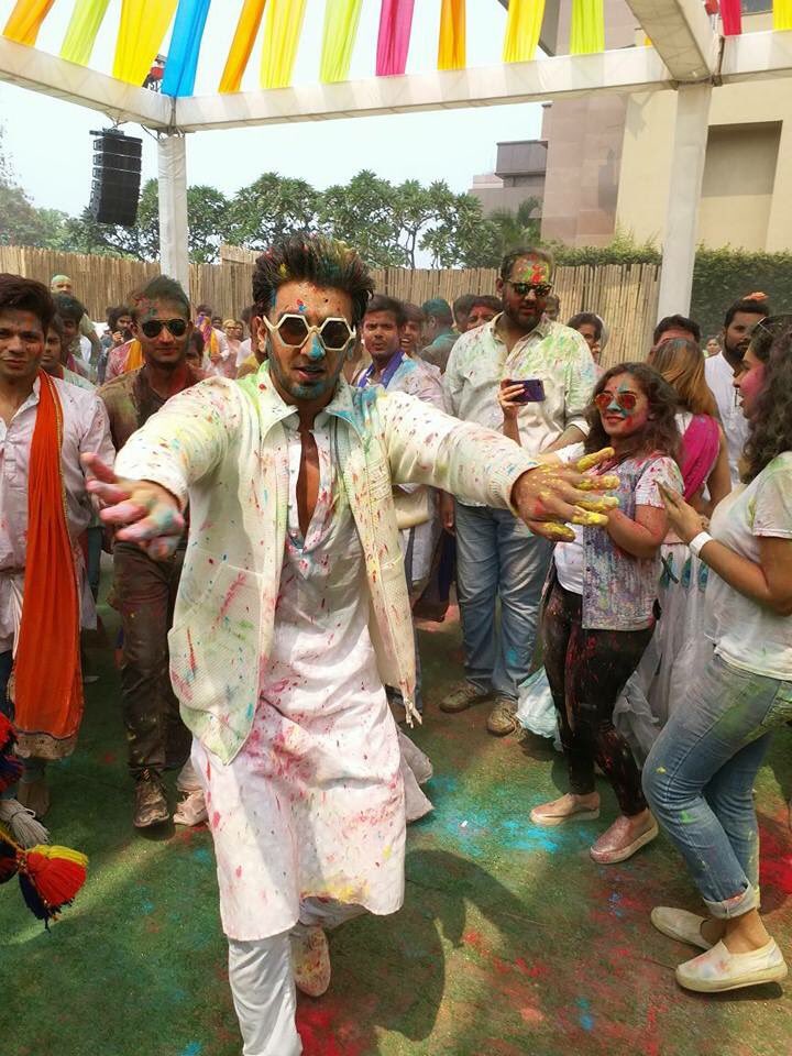 Many pretty faces like video jokey Anusha Dandekar, Celebrity chef Sarah Todd, Mini Mathur along with her two kids among others were present at the party. Pharrell Williams,Pharrell Williams celebrates Holi,Pharrell Williams in India,Ranveer Singh,Pharrell Williams and Ranveer Singh,Ranveer Singh pics,Ranveer Singh images,Ranveer Singh celebrates Holi