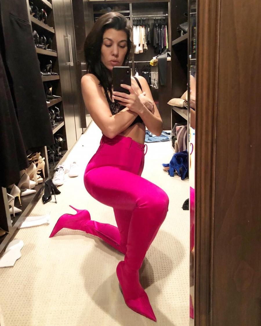 Kourtney Kardashian shares selfie pic on Instagram. Kourtney Kardashian,kourtney kardashian instagram,Kourtney Kardashian selfie,Kourtney Kardashian selfie pics,Kourtney Kardashian bikini,Kourtney Kardashian bikini pics,Kourtney Kardashian bikini images