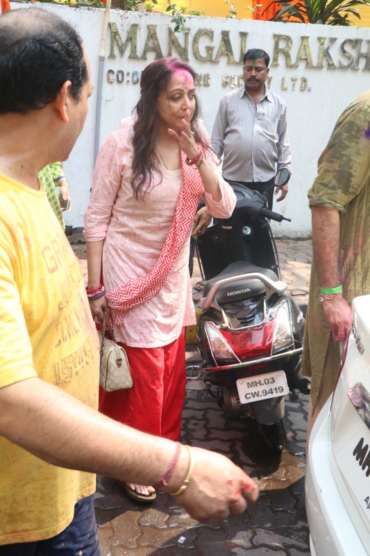 Esha Deol and husband Bharat Takhtani threw Holi bash at Mumbai. Hema Malini,Hema Malini holi celebration,Hema Malini at Holi celebration,Esha Deol-Bharat Takhtani,Esha Deol,Bharat Takhtani,Esha Deol holi party,Esha Deol holi party pics,Esha Deol holi party images