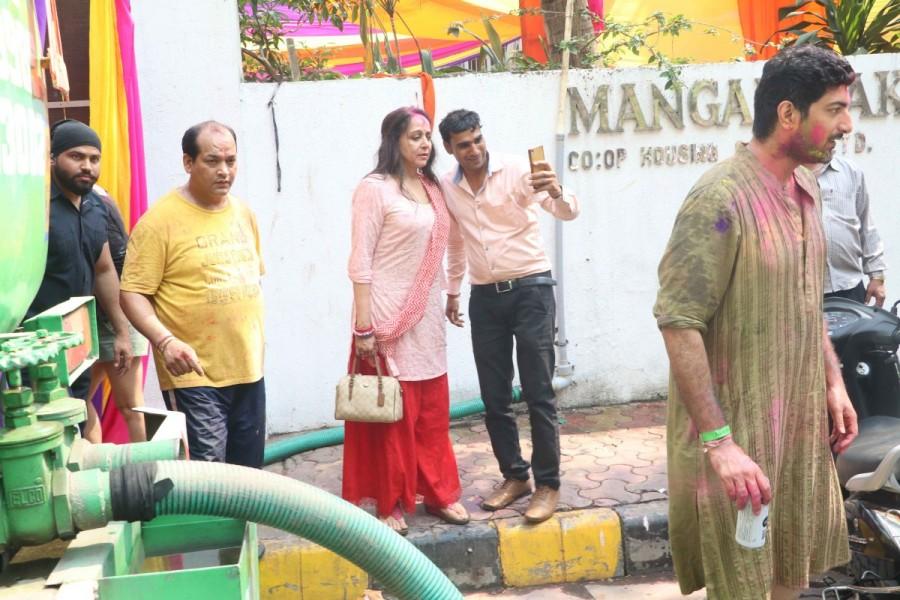 Veteran actress Hema Malini was seen clicking selfies with fans. Hema Malini,Hema Malini holi celebration,Hema Malini at Holi celebration,Esha Deol-Bharat Takhtani,Esha Deol,Bharat Takhtani,Esha Deol holi party,Esha Deol holi party pics,Esha Deol holi party images