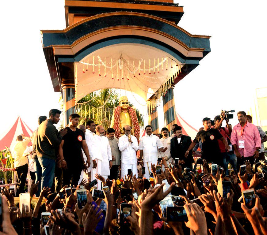 Unveiling a statue of MGR at the Dr MGR Educational Research Institute here, Rajinikanth said he understands politics and can provide the kind of rule that MGR gave. Rajinikanth,Superstar Rajinikanth,Rajinikanth in politics,Rajinikanth unveils MGR statue,MGR statue,MGR statue pics,MGR statue images