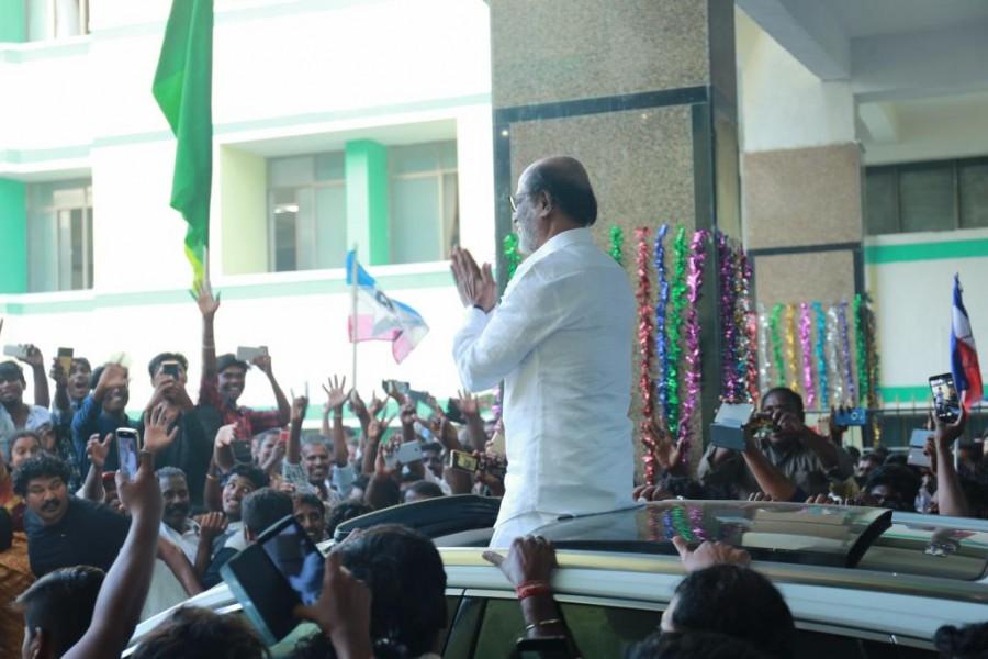 According to him, both Karunanidhi and late Chief Minister J. Jayalalithaa were great leaders. Rajinikanth,Superstar Rajinikanth,Rajinikanth in politics,Rajinikanth unveils MGR statue,MGR statue,MGR statue pics,MGR statue images