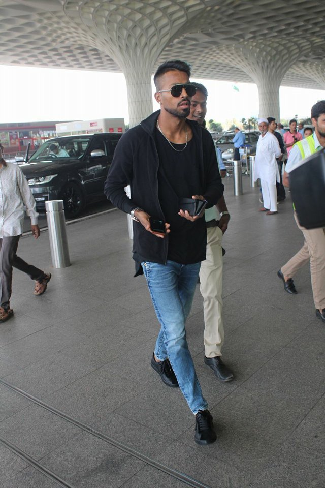 Hardik Pandya snapped at Airport. Elli Avram,actress Elli Avram,Hardik Pandya,Hardik Pandya at Airport,Hardik Pandya at Mumbai Airport,Elli Avram and Hardik Pandya,Elli Avram and Hardik Pandya pics
