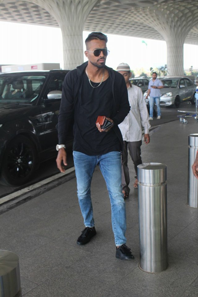 Hardik Pandya snapped at Mumbai Airport. Elli Avram,actress Elli Avram,Hardik Pandya,Hardik Pandya at Airport,Hardik Pandya at Mumbai Airport,Elli Avram and Hardik Pandya,Elli Avram and Hardik Pandya pics