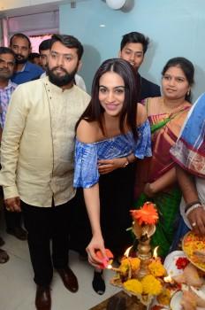 South Indian actress Aksha Pardasany launches Studio 11 salon.