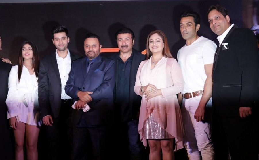 Ishita, Utkarsh Sharma, Anil Sharma, Sunny DEol, Ayesha Julka, Bobby Deol with Kamal Mukut at Genius wrap-up party. Genius wrap-up party,Genius,Genius wrap-up,Bobby Deol,Himesh Reshammiya,Anil Sharma,Ishita,Genius wrap-up party pics,Genius wrap-up party images