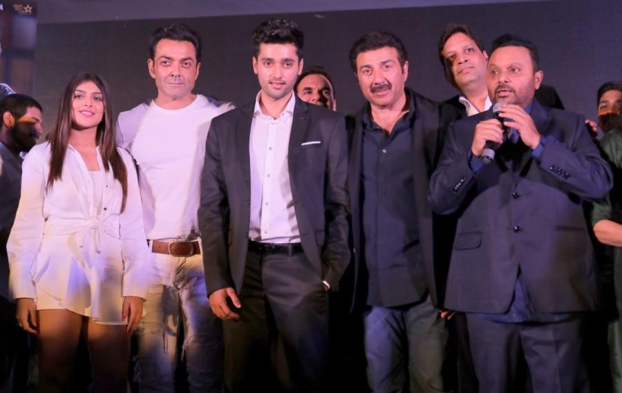 Ishita, Bobby Deol, Utkarsh Sharma, Sunny Deol, Anil Sharma at Genius wrap-up party. Genius wrap-up party,Genius,Genius wrap-up,Bobby Deol,Himesh Reshammiya,Anil Sharma,Ishita,Genius wrap-up party pics,Genius wrap-up party images