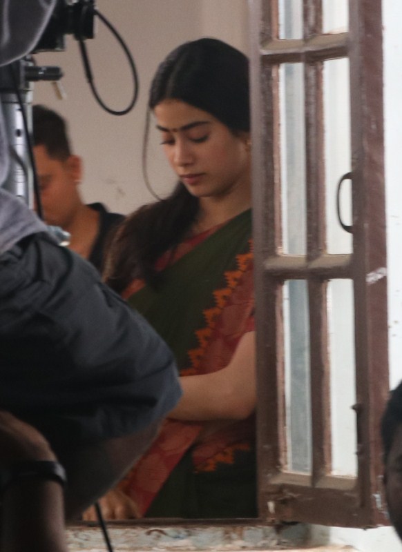 Jhanhvi Kapoor spotted on the location of her upcoming movie 'Dhadak' after sudden demise of actress Sridevi. Janhvi Kapoor,Sridevi daughter Janhvi Kapoor,Sridevi daughter,Janhvi Kapoor returns,Dhadak,Janhvi kapoor dhadak,Dhadak on the sets,Janhvi Kapoor pics,Janhvi Kapoor images
