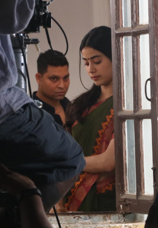Sridevi daughter Janhvi Kapoor spotted at on location shoot of Dhadak. Janhvi Kapoor,Sridevi daughter Janhvi Kapoor,Sridevi daughter,Janhvi Kapoor returns,Dhadak,Janhvi kapoor dhadak,Dhadak on the sets,Janhvi Kapoor pics,Janhvi Kapoor images