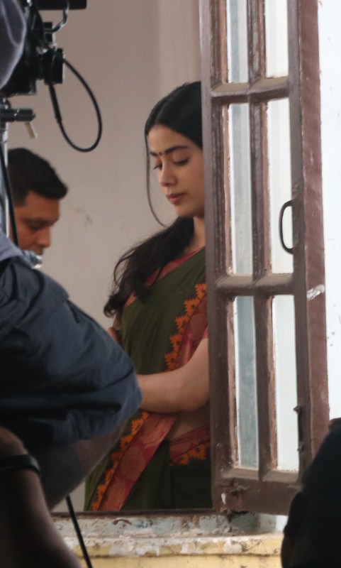 Sridevi daughter Janhvi Kapoor spotted at Bandra with the team for her debut movie Dhadak. Janhvi Kapoor,Sridevi daughter Janhvi Kapoor,Sridevi daughter,Janhvi Kapoor returns,Dhadak,Janhvi kapoor dhadak,Dhadak on the sets,Janhvi Kapoor pics,Janhvi Kapoor images
