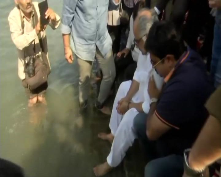 Boney Kapoor broke down at one point as family priests Shiv Kumar Paliwal and Manish Jaiswal performed religious rituals at the VVIP ghat. Anil Kapoor consoled his elder brother. Boney Kapoor,Anil Kapoor,Sridevi,sridevi funeral,Sridevi asthi,Sridevi asthi in Haridwar