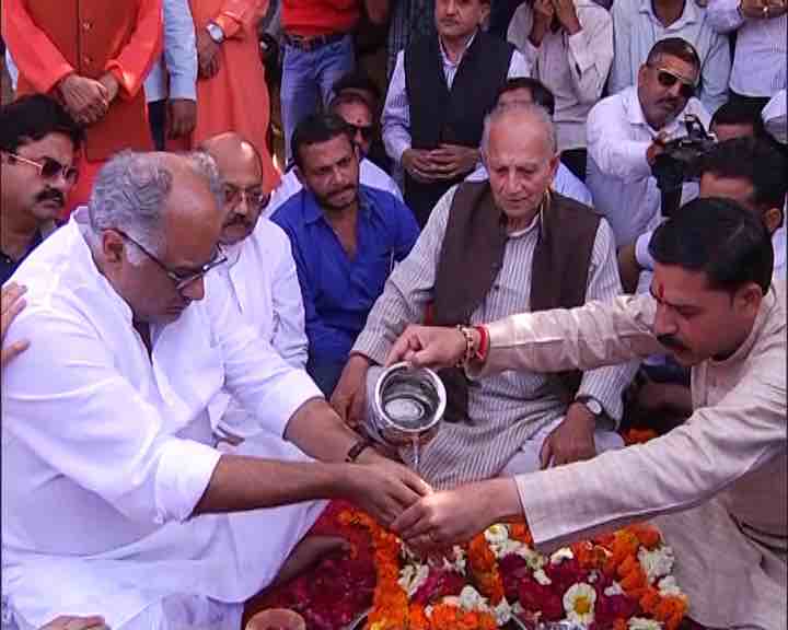 Uttarakhand Agriculture Minister Subodh Uniyal and Haridwar Mayor Manoj Garg were present during the immersion of ashes in the Ganges. Boney Kapoor,Anil Kapoor,Sridevi,sridevi funeral,Sridevi asthi,Sridevi asthi in Haridwar