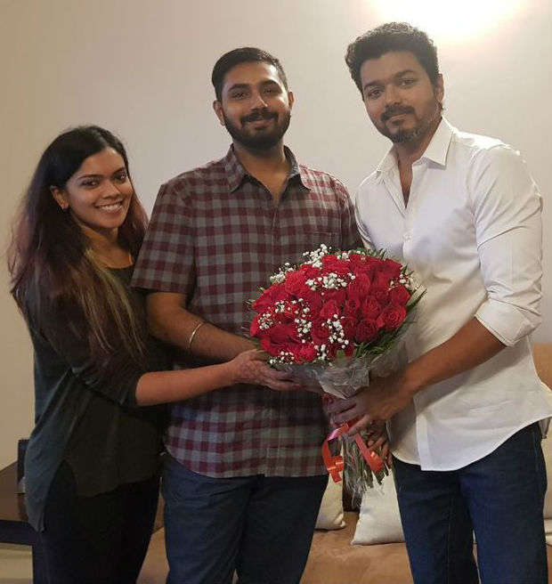 Actor Vijay visits Parthiban's newly-married daughter Keerthana and Akshay. Vijay,Vijay and Parthiban,Parthiban,Keerthana,parthiepan daughter keerthana,Thalapathy Vijay