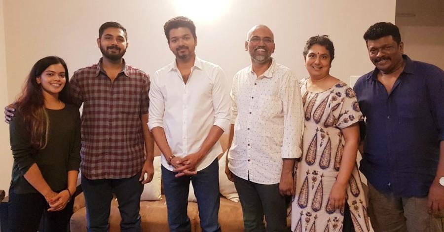 Newly married couple Akshay and Keerthana met Thalapathy Vijay along with their family Parthiban. Vijay,Vijay and Parthiban,Parthiban,Keerthana,parthiepan daughter keerthana,Thalapathy Vijay