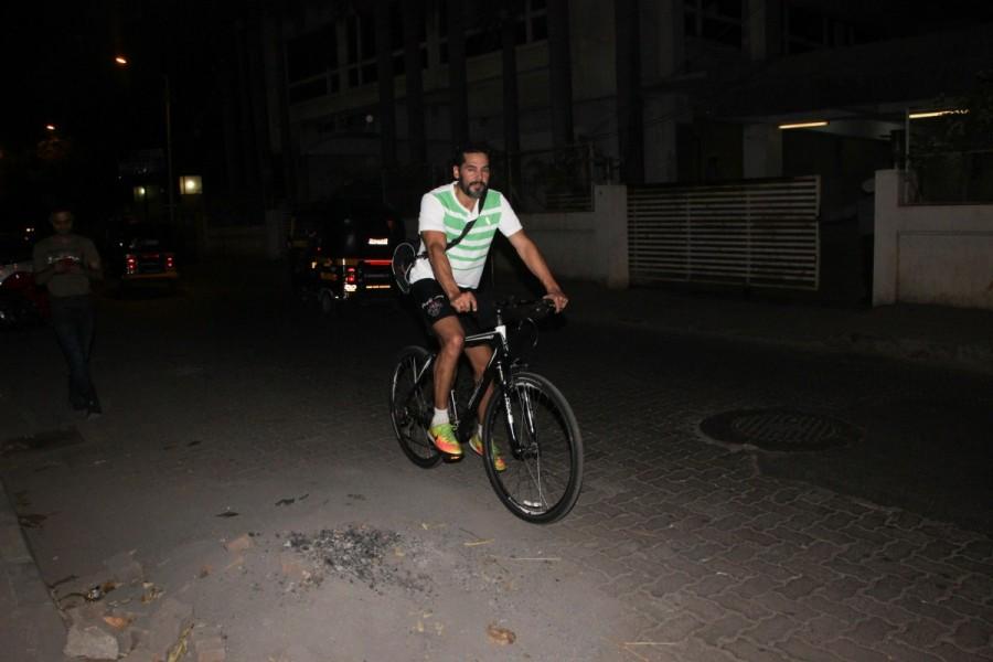 Dino Morea spotted at football ground Bandra, Mumbai Ranveer Singh and Dino Morea,Ranveer Singh,Dino Morea,Dino Morea spotted at football ground,Ranveer Singh spotted at football ground