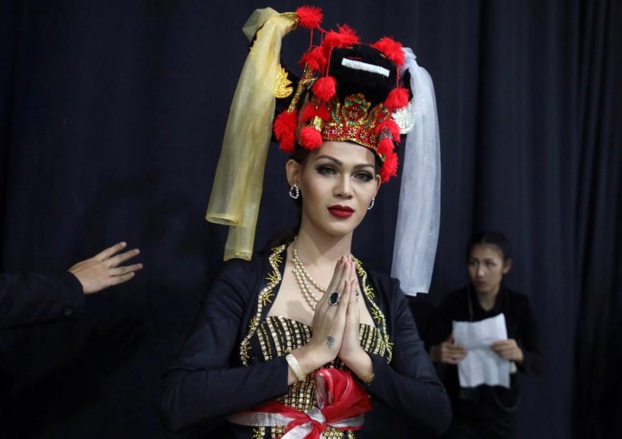 A contestant Juana Paing of Myanmar prepares backstage before the final show. Nguyen Huong Giang,singer Nguyen Huong Giang,Miss International Queen transgender,international transgender beauty queen,international transgender,international transgender queen