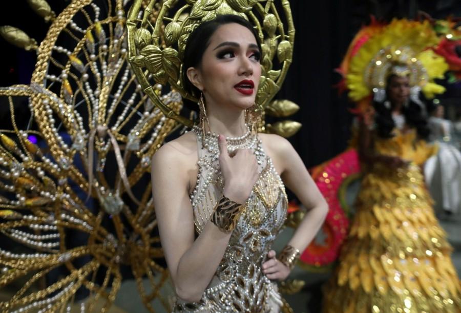 A contestant Nguyen Huong Giang of Vietnam prepares backstage. Nguyen Huong Giang,singer Nguyen Huong Giang,Miss International Queen transgender,international transgender beauty queen,international transgender,international transgender queen
