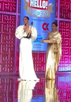 Bollywood's leading lady Deepika Padukone won the Entertainer of the year award after the humungous success of her magnum opus 'Padmaavat'.