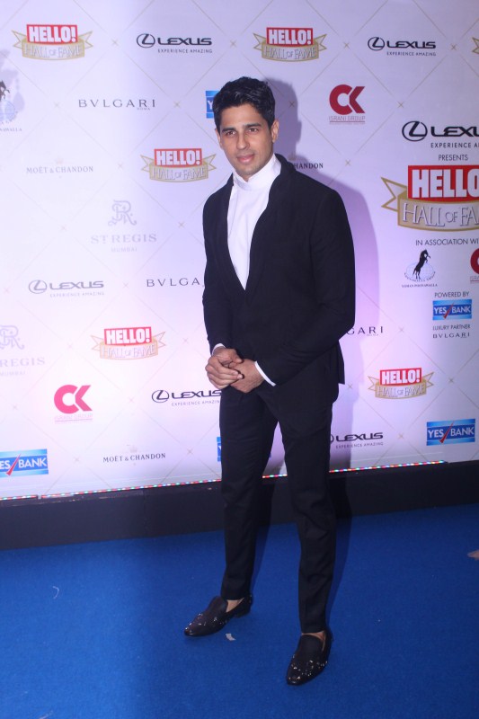 Sidharth Malhotra poses for the cameras on his arrival at the Hello Hall of Fame Awards 2018 . Sidharth Malhotra,Karan Johar,Kriti Sanon,Pooja Hegde,Hello Hall of Fame Awards 2018,Hello Hall of Fame Awards 2018 pics,Hello Hall of Fame Awards 2018 images,Celebs at Hello Hall of Fame Awards 2018