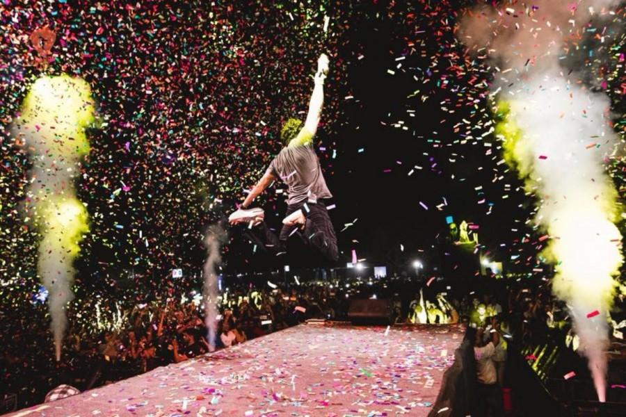 The warm welcome and thunderous response left Farhan Akhtar overwhelmed. Farhan Akhtar Live,Farhan Akhtar,actor Farhan Akhtar,Farhan Akhtar perform in Odisha,Farhan Akhtar globe performing