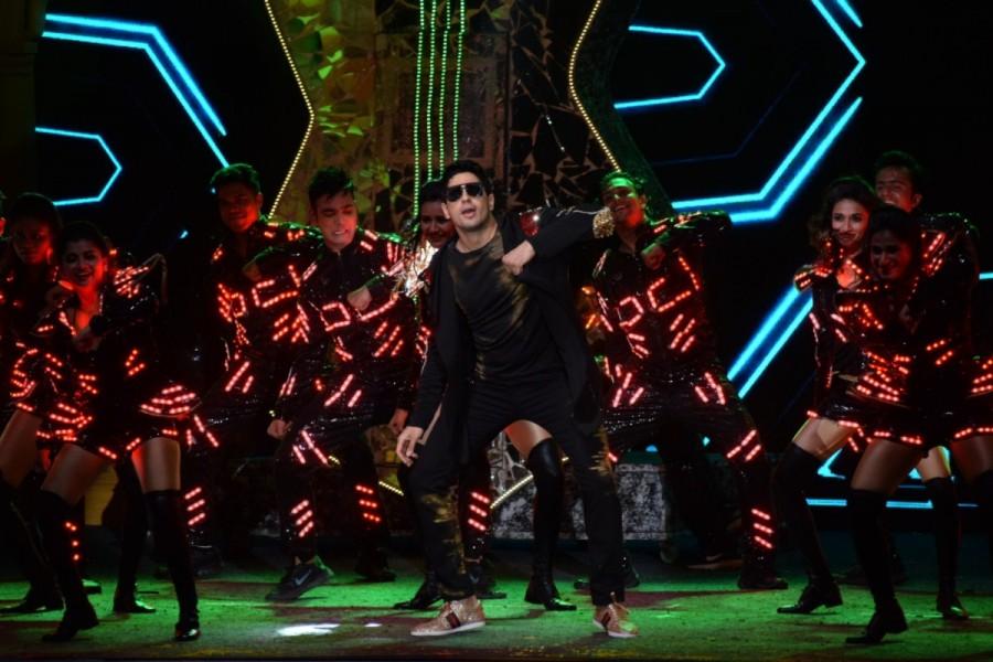 Actor Sidharth Malhotra performs during T20 Mumbai Cricket League opening ceremony in Mumbai. Madhuri Dixit,Sidharth Malhotra,Kriti Sanon,Mumbai T20 League opening ceremony,Mumbai T20 league,Mumbai T20 league pics,celebs at Mumbai T20 league,Mumbai T20 league images