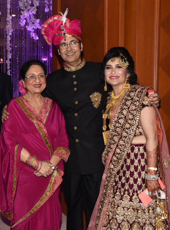 Tabu, Anu Malik and Anju Bhavnani at Mahendra Kapoor's grandson ...