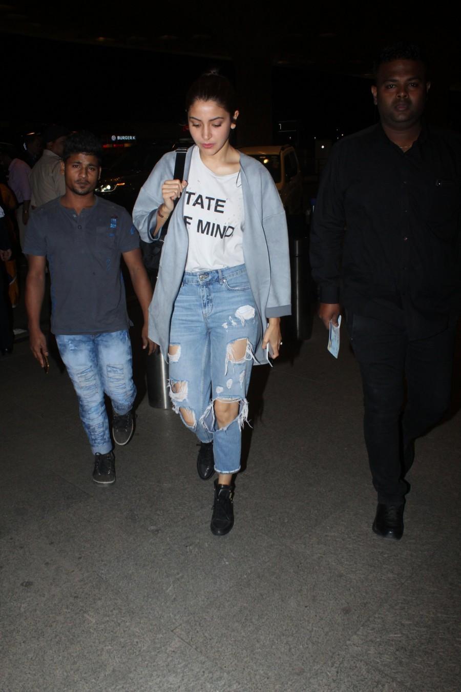 Anushka Sharma was photographed navigating the Mumbai airport on Tuesday. Anushka Sharma,Anushka Sharma and Virat Kohli,Anushka Sharma wore Virat Kohli's t-shirt,Anushka Sharma at airport,Anushka Sharma at Mumbai airport,Virat Kohli