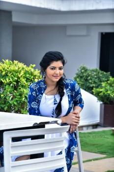 Athulya Ravi's latest pics.