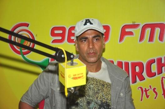 Akshay Kumar Promotes Gabbar is Back At Radio Mirchi