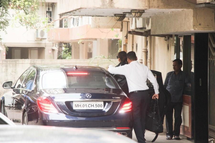 Deepika Padukone spotted outside her gym in Bandra. Deepika Padukone,Janhvi Kapoor,Shahid Kapoor,Deepika Padukone at gym,Janhvi Kapoor at gym,Shahid Kapoor at gym,celebs at gym,actress at gym