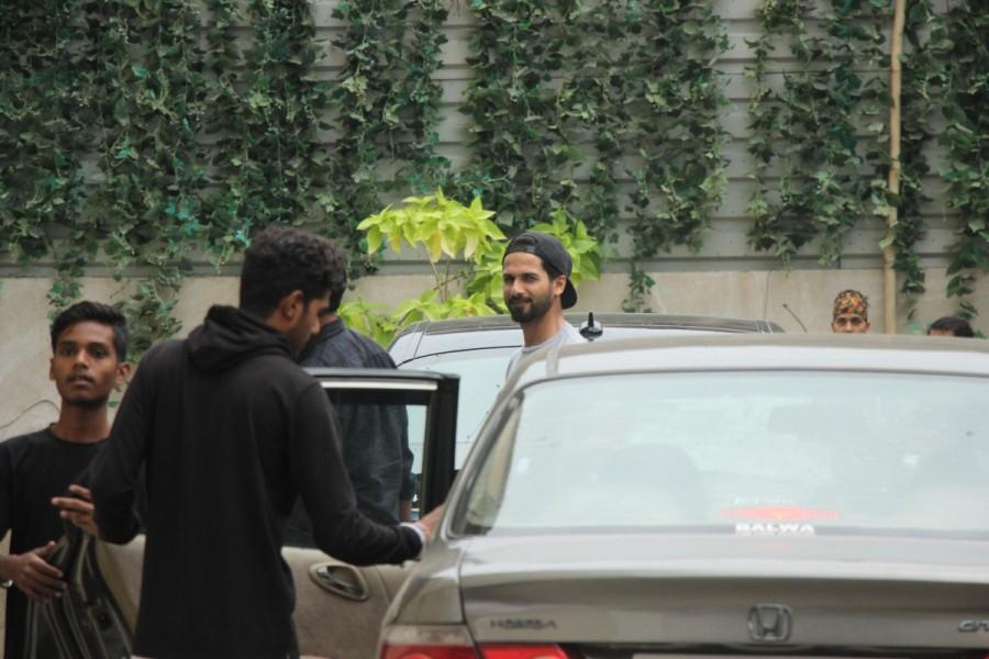 Shahid Kapoor was clicked by the paparazzi outside a gym in Mumbai. Deepika Padukone,Janhvi Kapoor,Shahid Kapoor,Deepika Padukone at gym,Janhvi Kapoor at gym,Shahid Kapoor at gym,celebs at gym,actress at gym