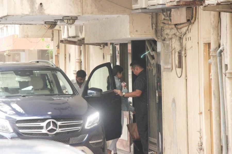 Janhvi Kapoor spotted outside her gym in Bandra. Deepika Padukone,Janhvi Kapoor,Shahid Kapoor,Deepika Padukone at gym,Janhvi Kapoor at gym,Shahid Kapoor at gym,celebs at gym,actress at gym