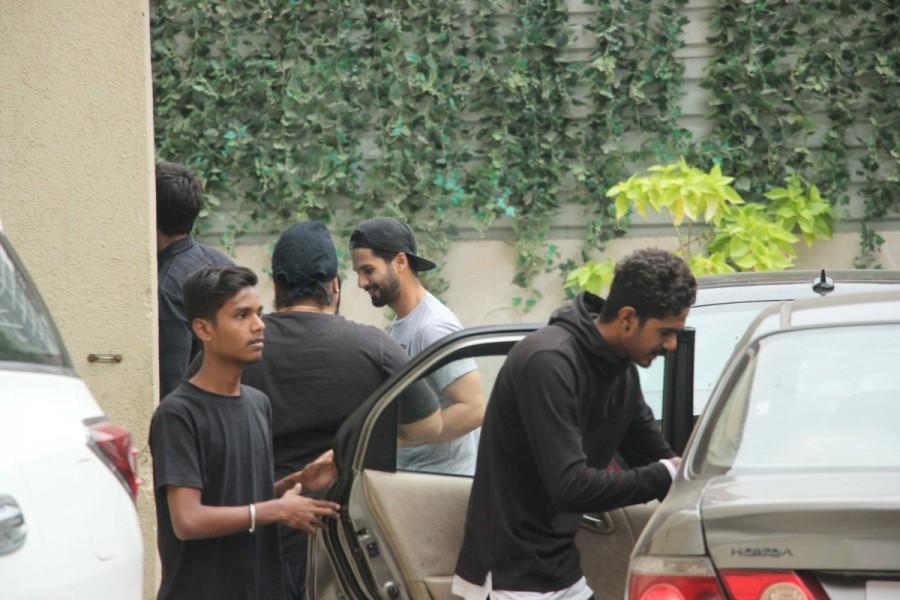 Shahid Kapoor was clicked while arriving for his workout session in Mumbai. Deepika Padukone,Janhvi Kapoor,Shahid Kapoor,Deepika Padukone at gym,Janhvi Kapoor at gym,Shahid Kapoor at gym,celebs at gym,actress at gym