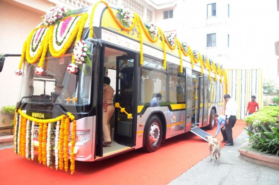 Union Minister for Heavy Industries Anant G. Geete and Maharashtra Chief Minister Devendra Fadnavis launched the buses, which have been granted under the National Electric Mobility Mission Plan-2020. Maharashtra CM Devendra Fadnavis,Devendra Fadnavis,hybrid electric,hybrid electric buses,hybrid electric AC buses