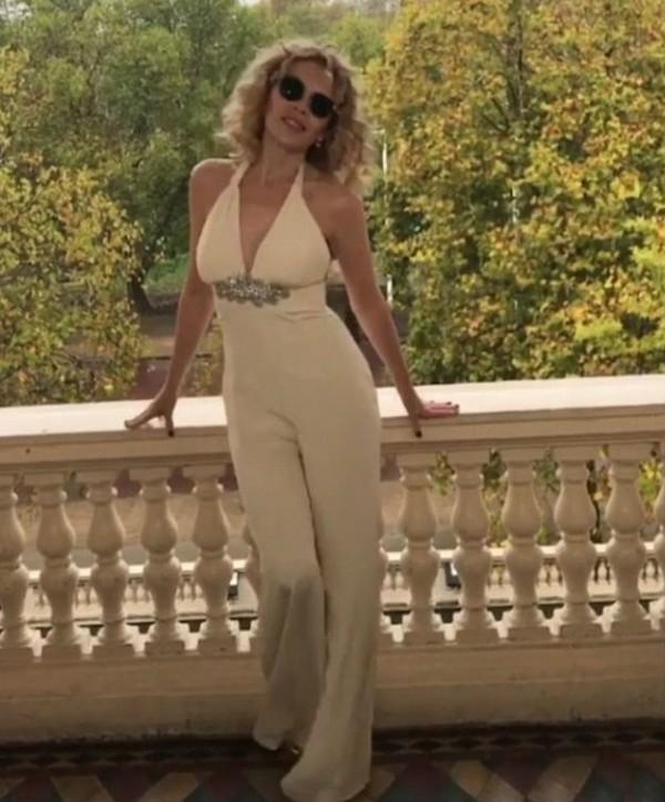 Kylie Minogue Flaunts Her Figure In A Perilously Plunging Jumpsuit Photosimagesgallery 85420 1457
