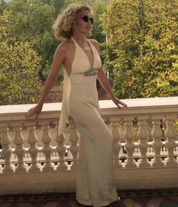 Singer-songwriter Kylie Minogue flaunts her figure in a perilously plunging jumpsuit. Kylie Minogue,singer Kylie Minogue,Kylie Minogue hot pics,Kylie Minogue pics,Kylie Minogue images,Kylie Minogue plunging jumpsuit