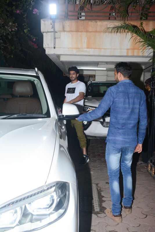 Mohit Marwah also joined the Kapoors on Friday evening. Boney Kapoor,Janhvi Kapoor,Khushi Kapoor,Mohit Marwah,Arjun Kapoor,Boney Kapoor with Janhvi Kapoor,Arjun Kapoor house