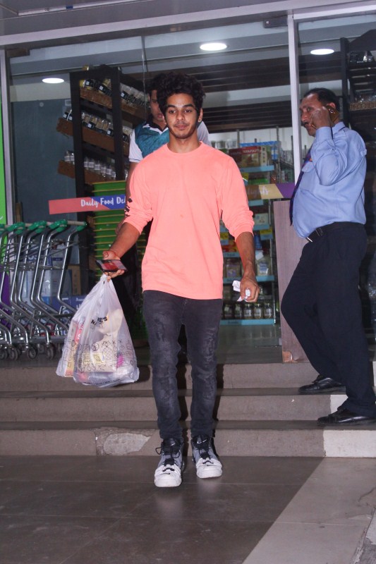 Actor Ishaan Khattar spotted at nature basket in Juhu. Ishaan Khattar,actor Ishaan Khattar,Ishaan Khattar pics,Ishaan Khattar images,nature basket,Ishaan Khattar new pics,Ishaan Khattar new images
