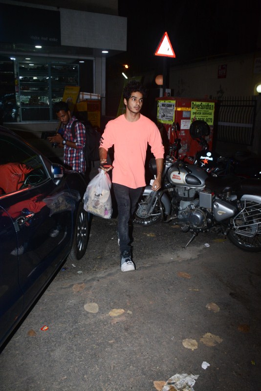 Bollywood actor Ishaan Khattar spotted at nature basket in Juhu. Ishaan Khattar,actor Ishaan Khattar,Ishaan Khattar pics,Ishaan Khattar images,nature basket,Ishaan Khattar new pics,Ishaan Khattar new images
