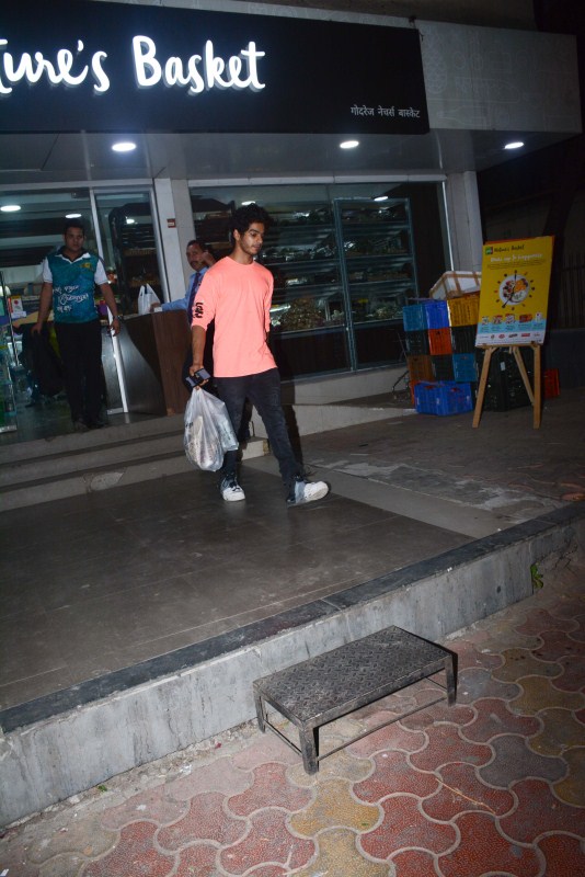 Ishaan Khattar spotted at nature basket in Juhu, Mumbai on 16th March. Ishaan Khattar,actor Ishaan Khattar,Ishaan Khattar pics,Ishaan Khattar images,nature basket,Ishaan Khattar new pics,Ishaan Khattar new images