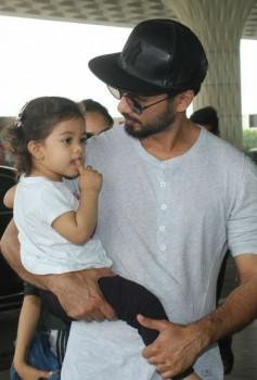 Shahid Kapoor seen at the airport this morning along with daughter Misha.