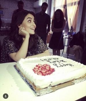 Alia Bhatt posing with her birthday cake and it is really cute.