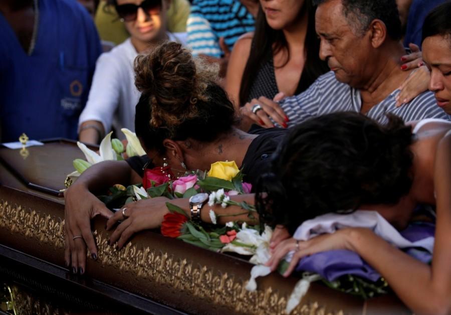 Relatives and friends react over the coffin of Marielle Franco during her burial in Rio de Janeiro. Brazilian activist politician,Brazilian politician,murder of Marielle,Marielle Franco,Rio de Janeiro