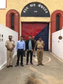 Pankaj Tripathi, a household name after performances in Bareily ki Barfi, Newton, Anaarkali ki Aara and Gangs on Wasseypur was seen spending time with the prisoners of the Gopalganj jail.