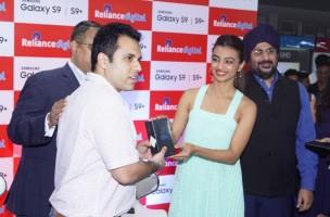 Radhika Apte,actress Radhika Apte,Samsung Galaxy S9,Samsung Galaxy S9+,Radhika Apte pics,Radhika Apte images,Radhika Apte poster,Radhika Apte wallpaper