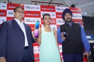 Radhika Apte,actress Radhika Apte,Samsung Galaxy S9,Samsung Galaxy S9+,Radhika Apte pics,Radhika Apte images,Radhika Apte poster,Radhika Apte wallpaper