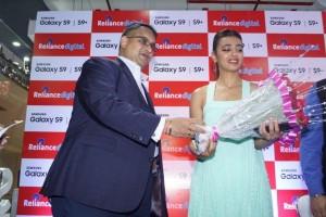 Radhika Apte,actress Radhika Apte,Samsung Galaxy S9,Samsung Galaxy S9+,Radhika Apte pics,Radhika Apte images,Radhika Apte poster,Radhika Apte wallpaper
